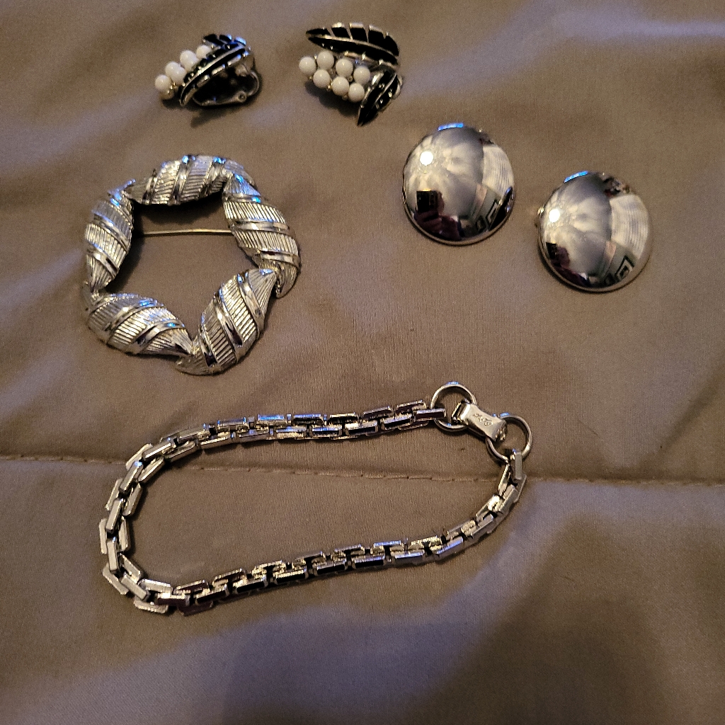 Vintage Coro Jewelry Lot 25$